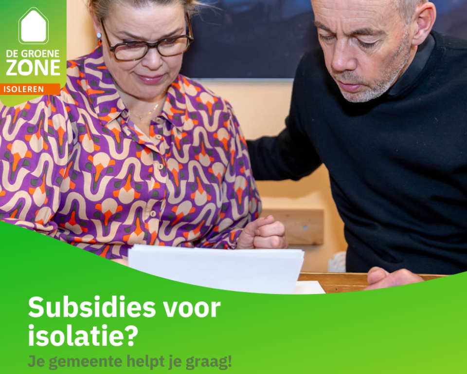 Man en vrouw kijken naar papier voor het aanvragen van een subsidie