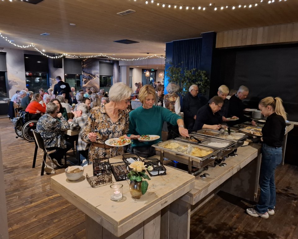 Mantelzorgers scheppen eten op bij het lopend buffet
