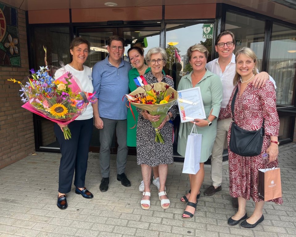 Vrijwilligster Alda Hakkens en wethouder Lindy Wijnen met bloemen in de hand op de foto