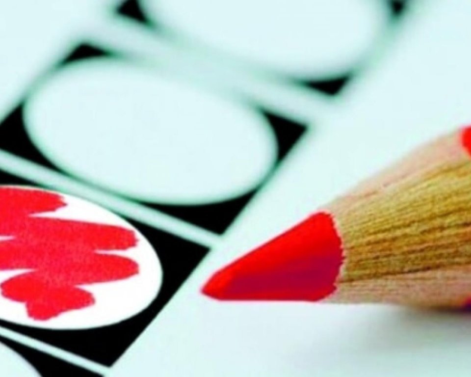 Rood potlood en keuze aangestreept op verkiezingsformulier