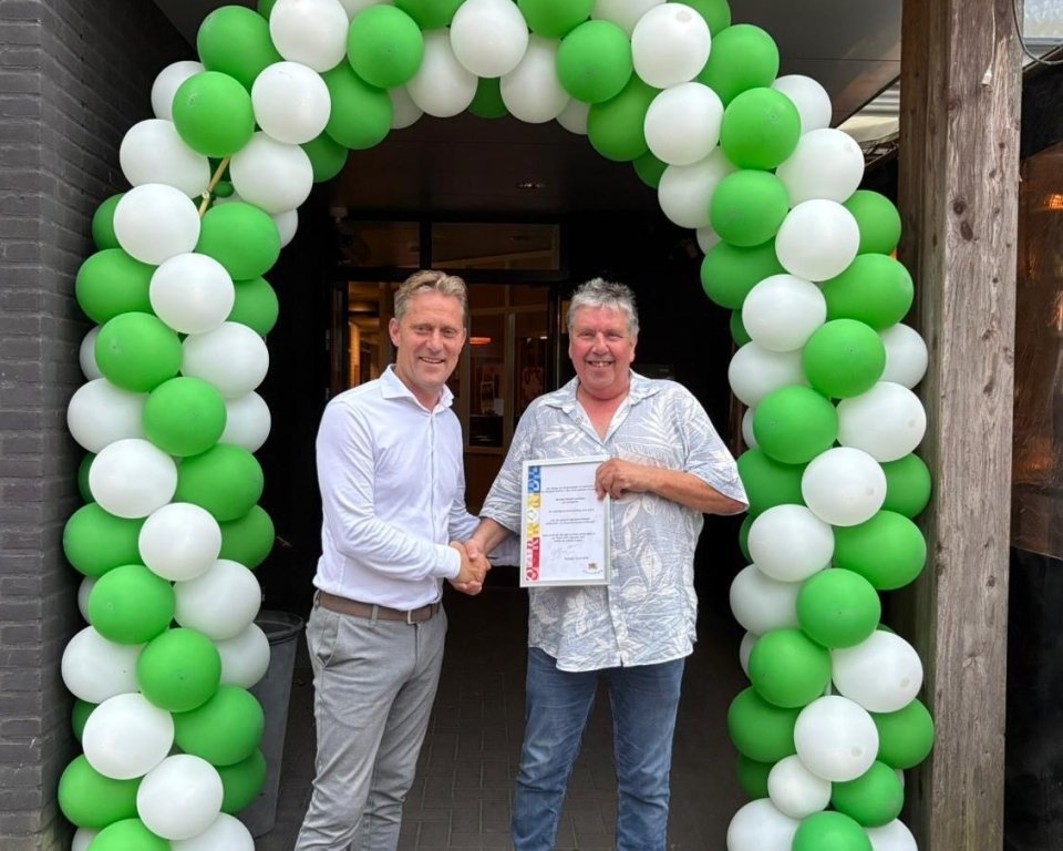 Wethouder Mathijs Kuijken en Gerard Lemmens met een vrijwilligersonderscheiding in de hand