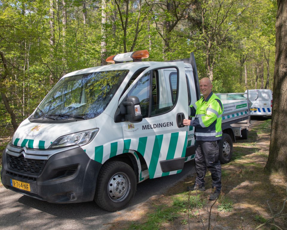 Allround medewerker Buitendienst Wilfred Bierens bij de auto van de buitendienst