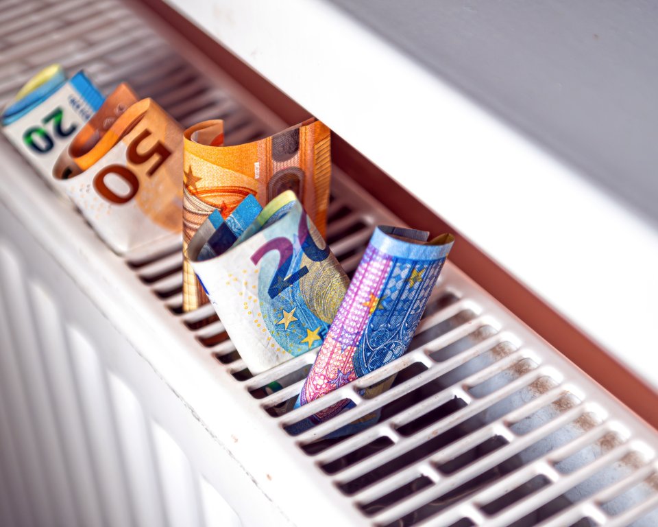 Briefgeld steekt uit de verwarming