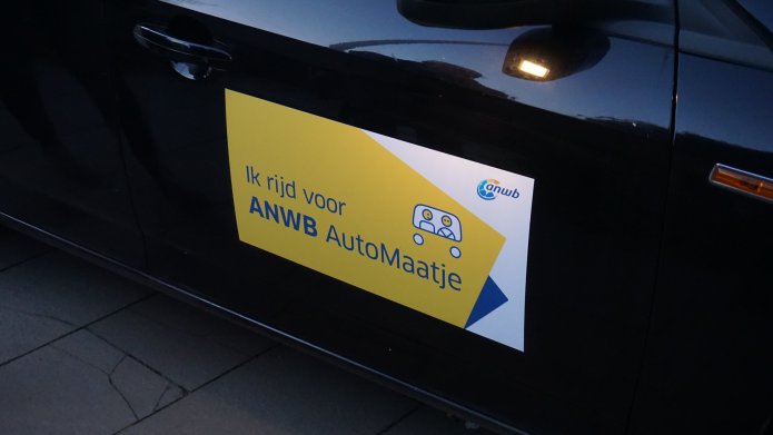 Auto met sticker erop met 'Ik rijd voor ANWB AutoMaatje'