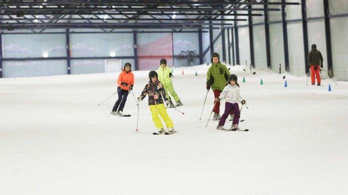 5 personen skiën naar beneden