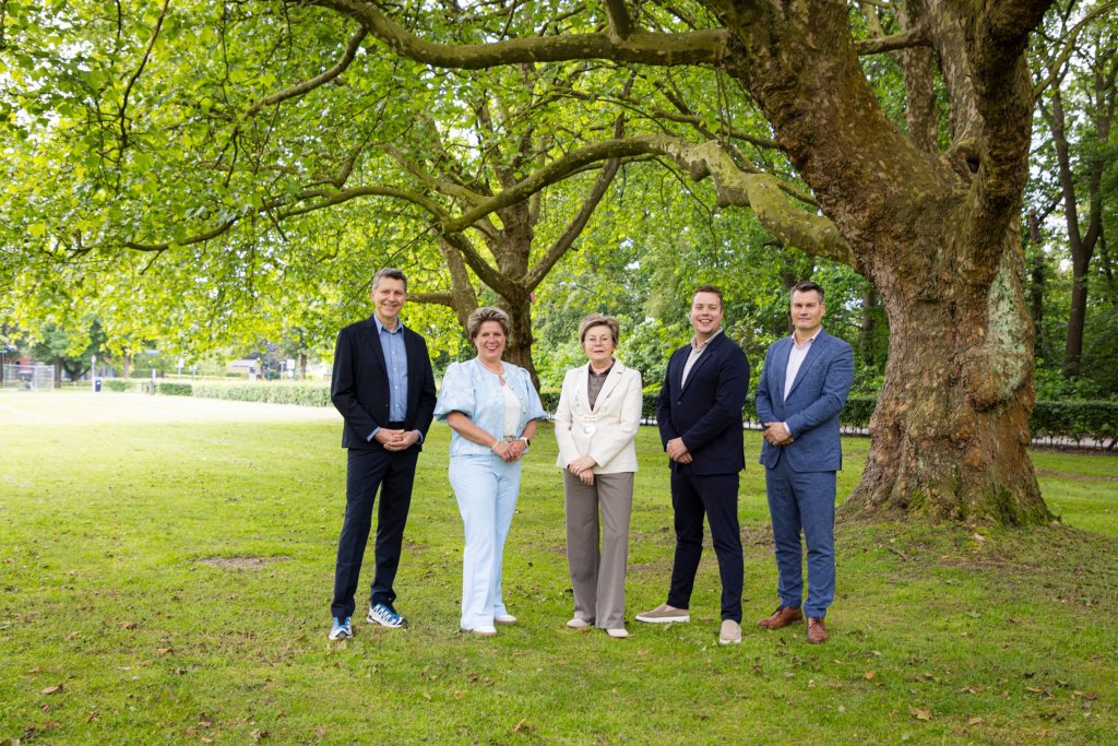 Op de foto van links naar rechts: wethouder Edwin van Onna, wethouder Lindy Wijnen-Koenen, burgemeester Wilma Delissen-van Tongerlo, wethouder Bjorn Aarts en gemeentesecretaris Dries Ewalds