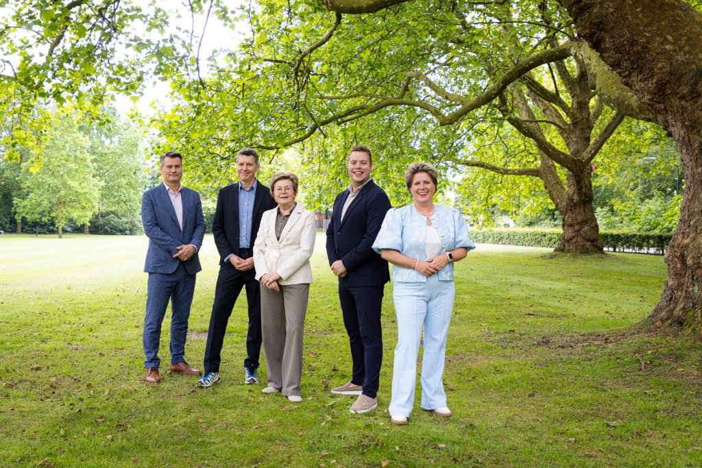 Op de foto van links naar rechts: gemeentesecretaris Dries Ewalds, wethouder Edwin van Onna, burgemeester Wilma Delissen-van Tongerlo, wethouder Bjorn Aarts en wethouder Lindy Wijnen-Koenen