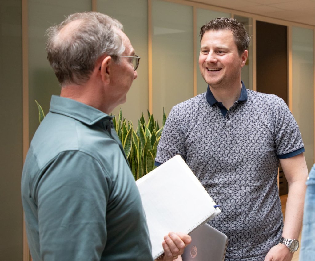 2 mannen pratend met elkaar