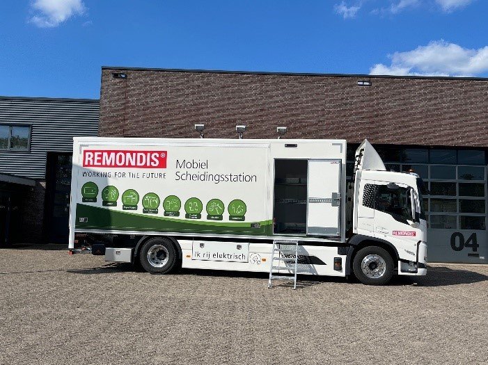 Vrachtwagen met de tekst Remondis Mobiel Scheidingsstation erop