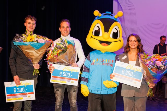Groepsfoto winnaars van Sporter van het jaar met met nr. 3: Lonneke Geraerts (baanwielrenster), nr. 2: Luc Heesterbeek (atleet) en nr. 1: Etienne Bax (zijspancrosser)