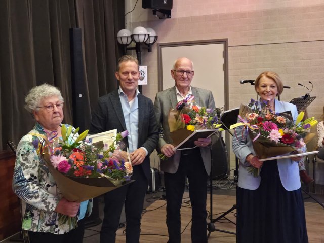 Groepsfoto van wethouder Mathijs Kuijken met drie bestuursleden van het Teutenkoor