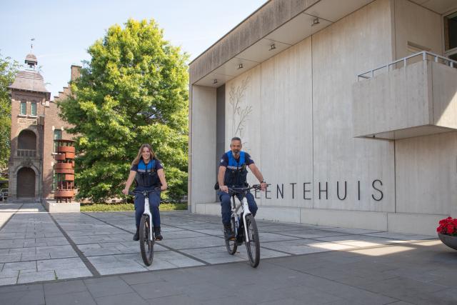 Boa's op de fiets voor het gemeentehuis