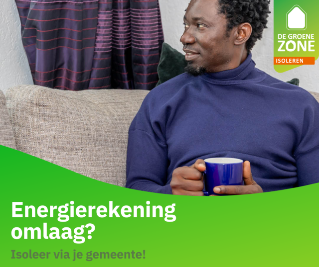 Iemand op de bank met een kopje in de handen. Het logo van De Groene Zone Isoleren. De tekst: Energierekening omlaag? Isoleer via je gemeente!