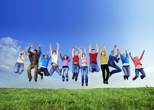 Tieners die in de lucht springen