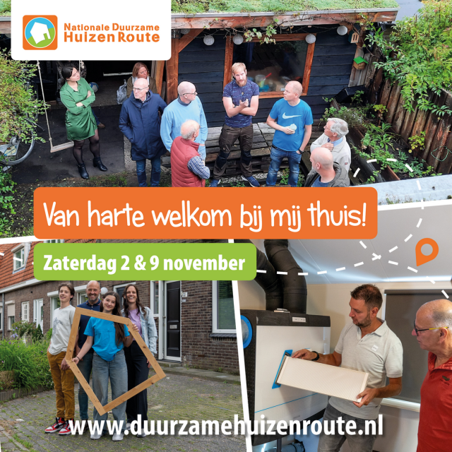 Mensen staan bij elkaar in de tuin en voor het huis met de data van de huizen route