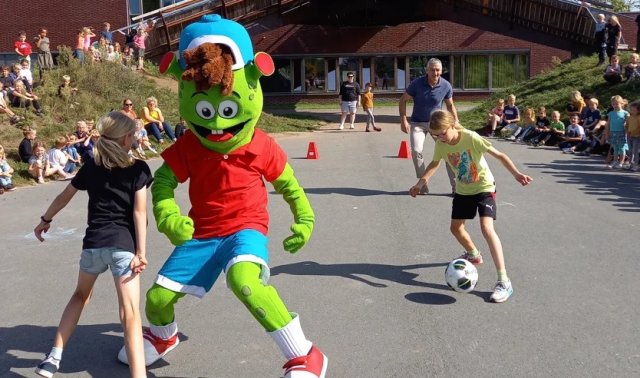 Mascotte Sjors Sportief kinderen bal buiten