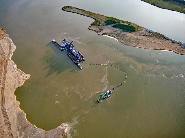 Luchtfoto met 2 schepen