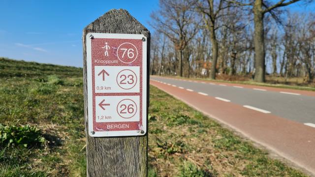 Voorbeeld van een gekleurd paaltje waarmee de knooppuntenroutes in de gemeente Bergen gemarkeerd wordt