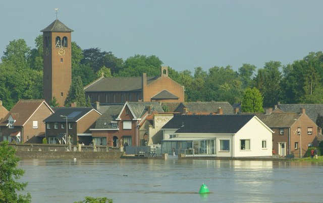 zicht op Well met hoge waterstand van de Maas