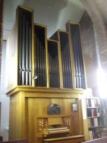 Kerkdijk 24 te Ooij: orgel in Sint-Hubertuskerk