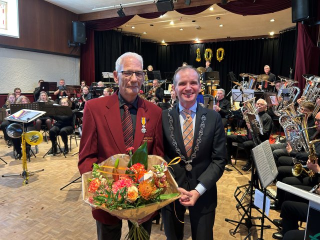 Foto van Ed Toonen en burgemeester Mark Slinkman na de uitreiking van de Koninklijke onderscheiding.