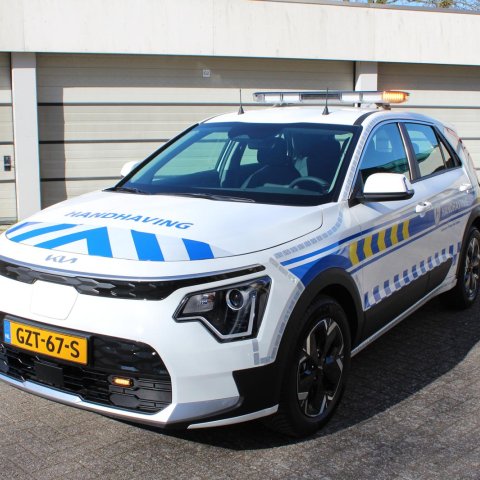 Auto handhaving bij de garages, klaar voor vertrek. 