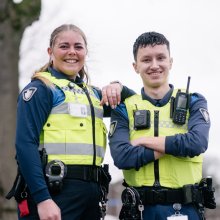 Twee lachende wijkboa's van de gemeente Bergen op Zoom.