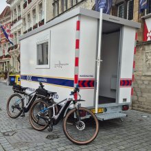Wagen en fietsen van team Handhaving op de Grote Markt in Bergen op Zoom.