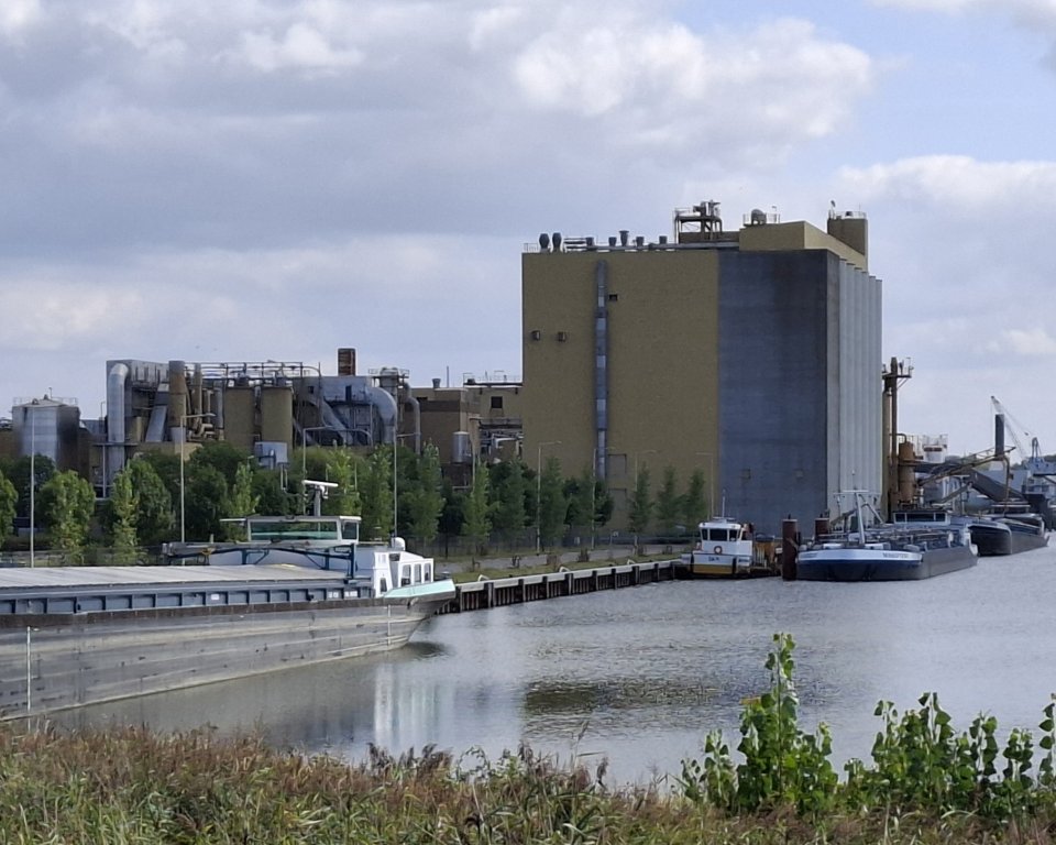 Bergse haven met water en een boot