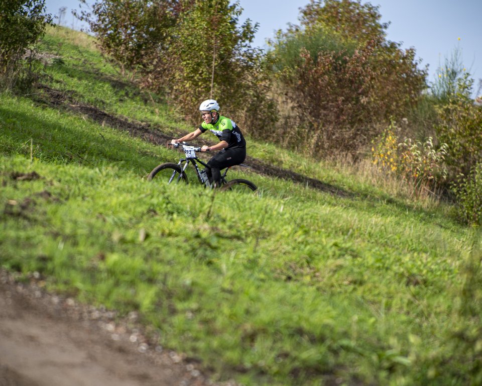 Fietser op het mountainbiketraject op de Kragge.
