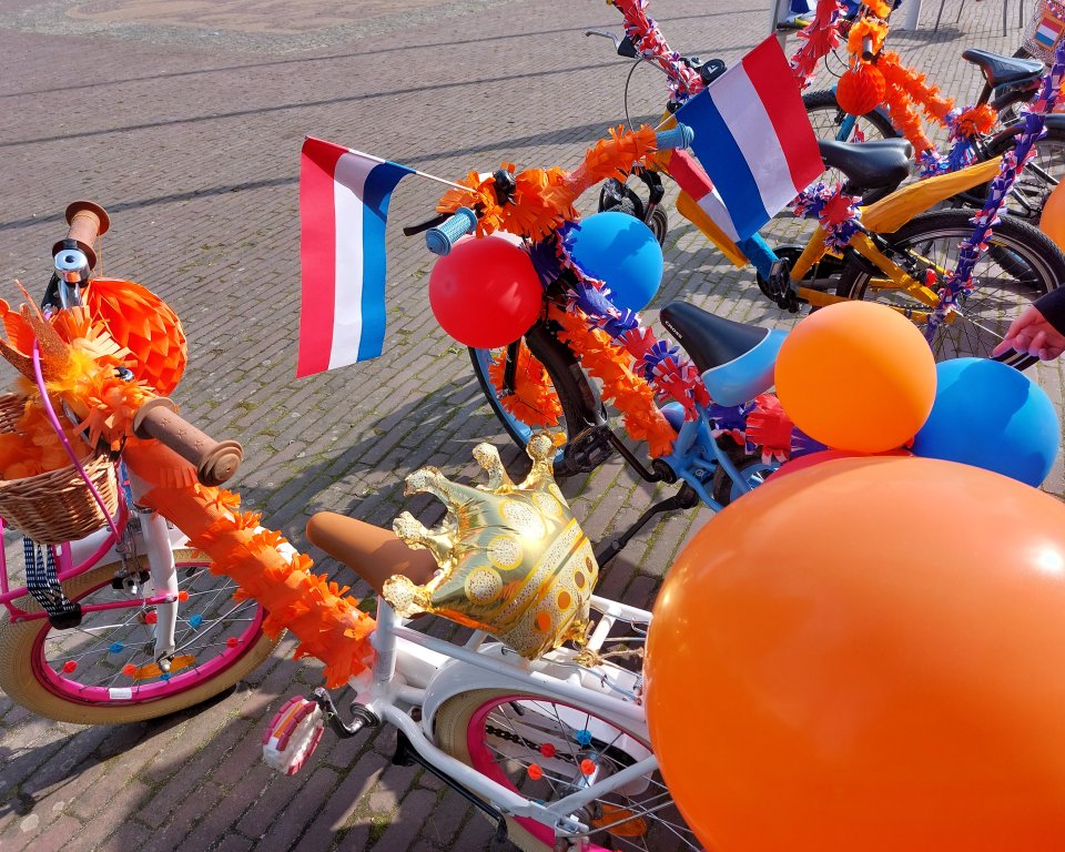 Fietsen met oranje versiering voor koningsdag