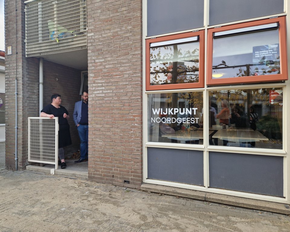 Voorzijde van Wijkpunt Noordgeest, die letters staan op het raam aan de rechterkant van de foto, links is de ingang.