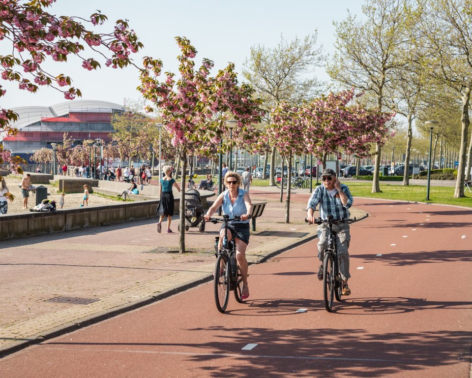 Twee fietsende inwoners op de Boulevard in Bergen op Zoom