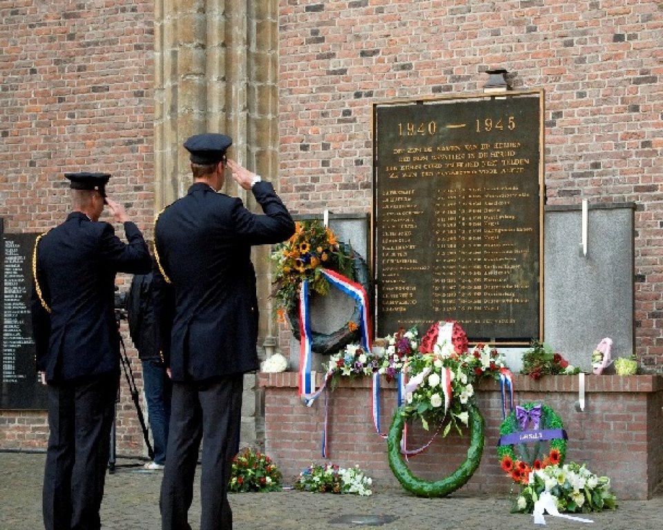 Twee mannen in uniform die 