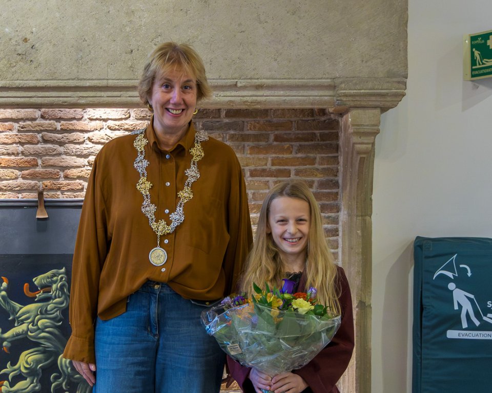 Burgemeester Mulder met kinderburgemeester Elisa van Hoof