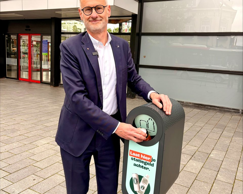 Wethouder Hans Peter Verroen met statiegeldbak