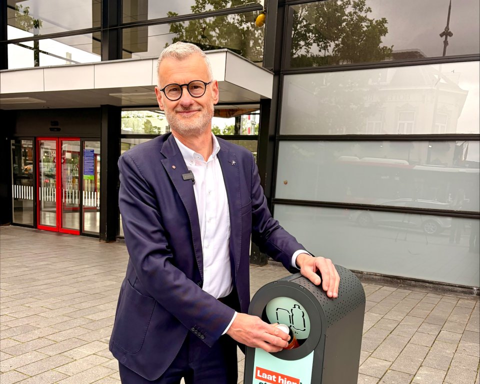 Wethouder Hans Peter Verroen met statiegeldbak