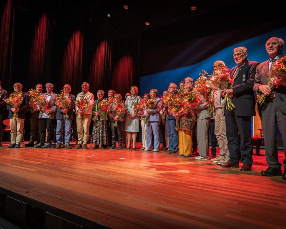 Podium vol met mensen