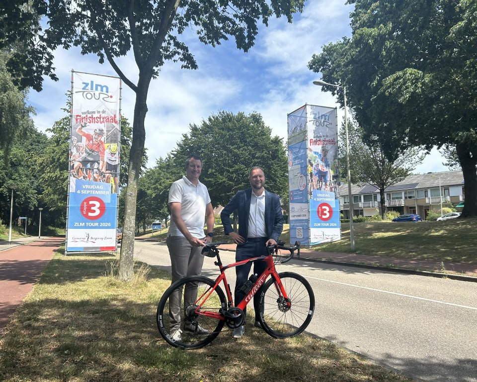 Wethouder Doedens en Manager ZLM tour dhr Frankaert voor zuilen ZLM Tour