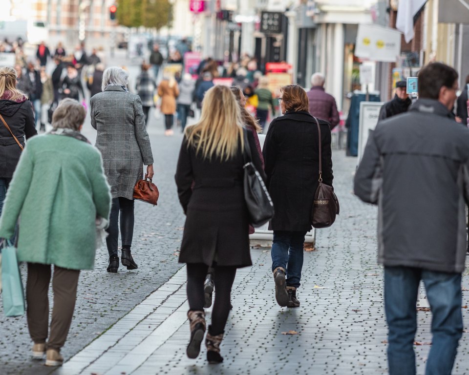 Winkelend publiek in de binnenstad van Bergen op Zoom