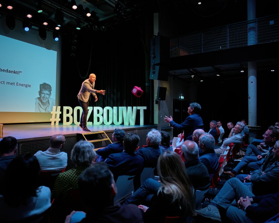 Podium bozbouwt met dagvoorzitter Leon van der Zanden 