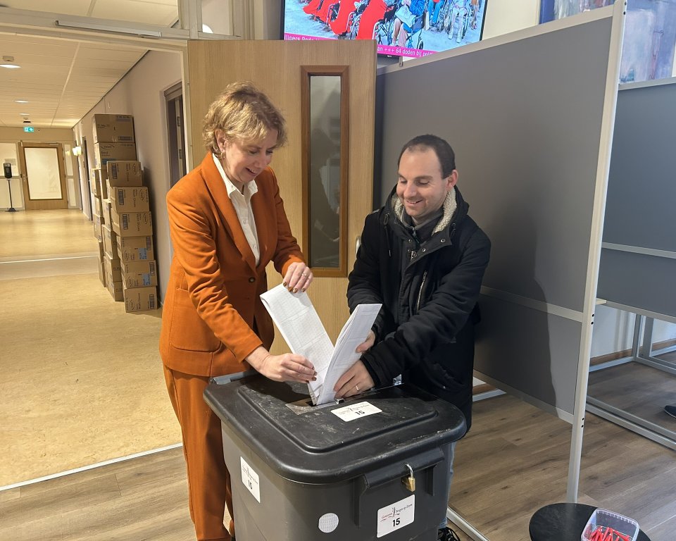 Burgemeester Mulder stemt met inwoner Christiaan Roovers