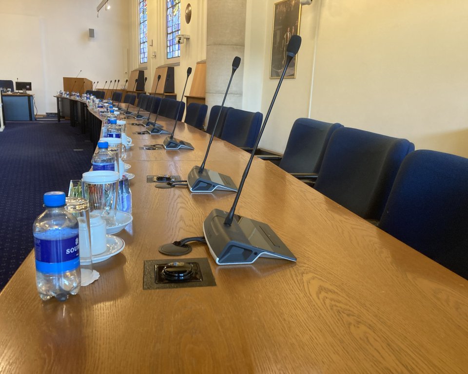 Rij stoelen in de raadszaal
