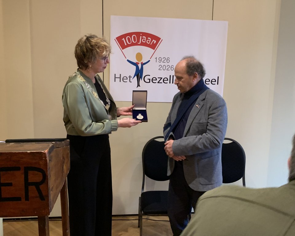 Burgemeester overhandigt Koninklijke erepenning aan Het Gezellentoneel.