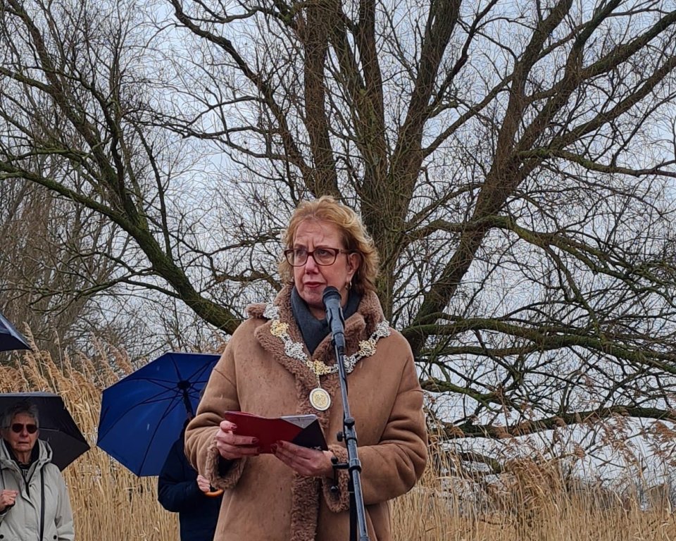 Burgemeester Mulder staat bij het watersnoodmonument in Halsteren