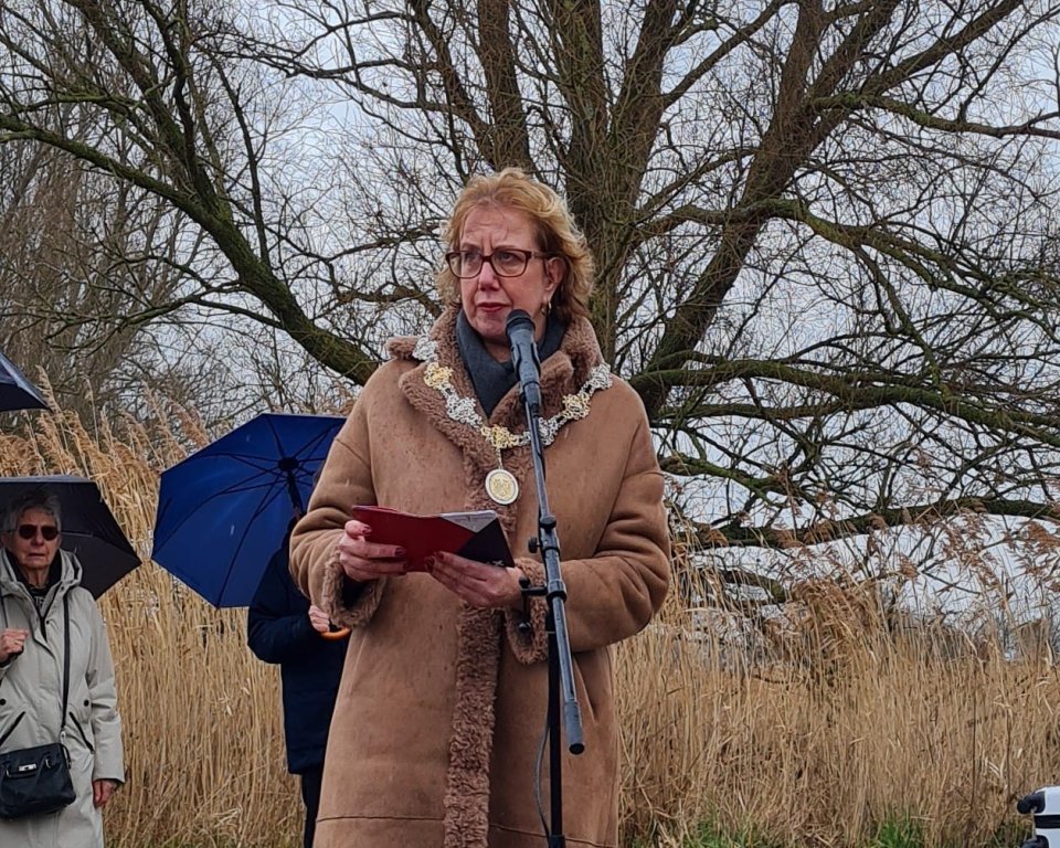 Burgemeester Mulder staat bij het watersnoodmonument in Halsteren