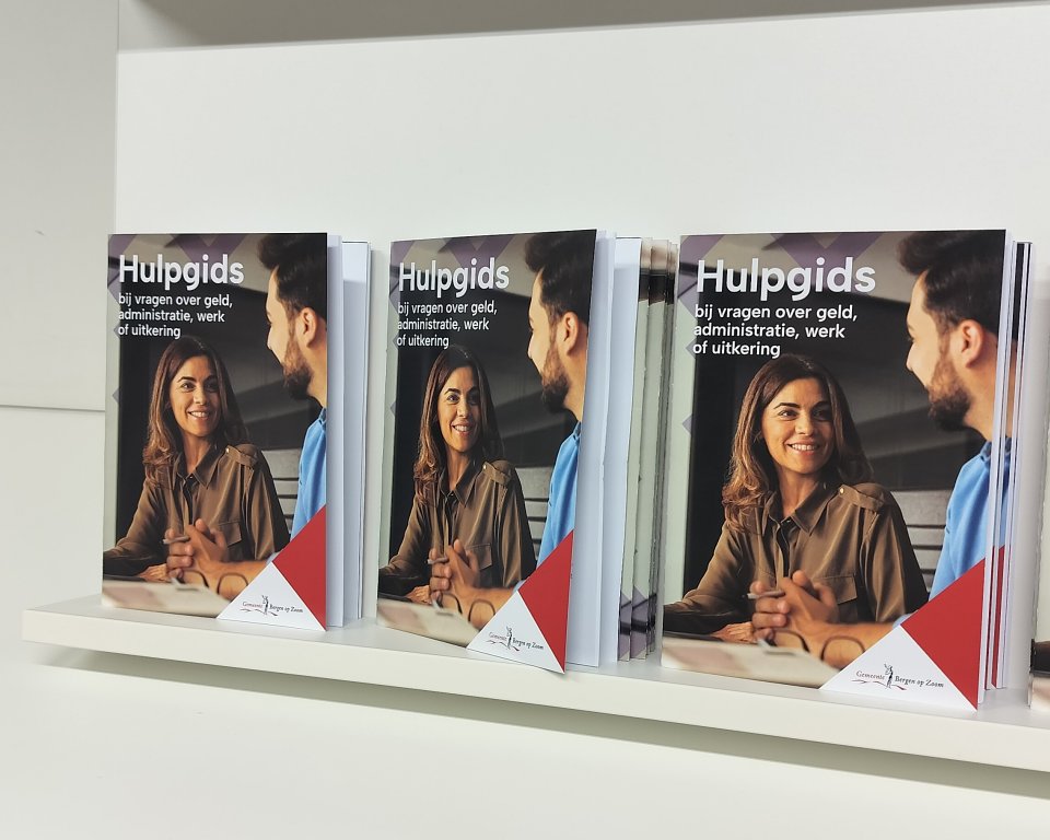 Foto van hulpgids met vrouw en man op de voorpagina.