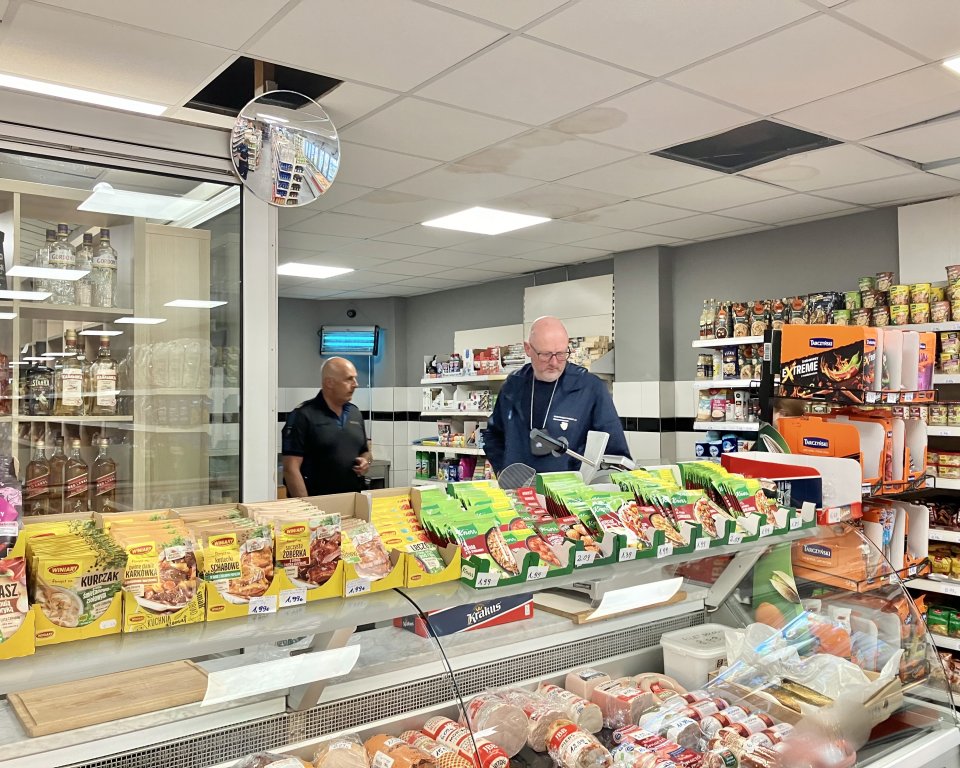 2 mannen controleren een supermarkt