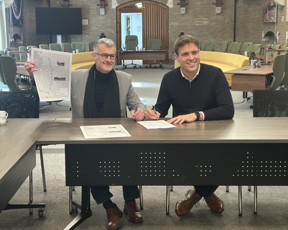 Ondertekenmoment wethouder Hans Peter Verroen (Bergen op Zoom) en wethouder Thierry de Heer (Woensdrecht)