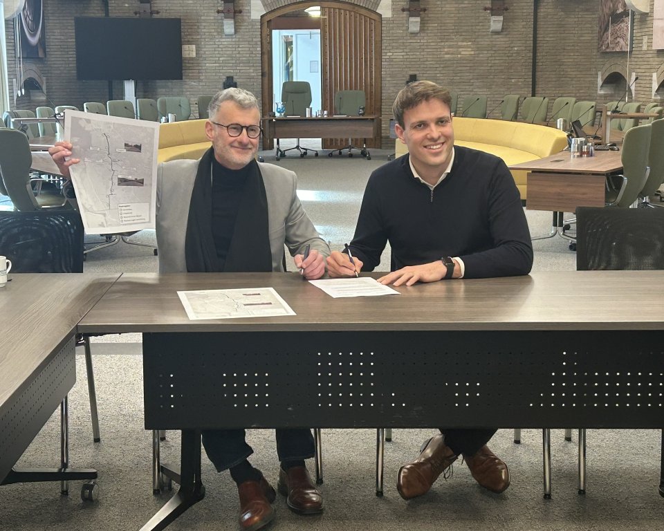 Ondertekenmoment wethouder Hans Peter Verroen (Bergen op Zoom) en wethouder Thierry de Heer (Woensdrecht)